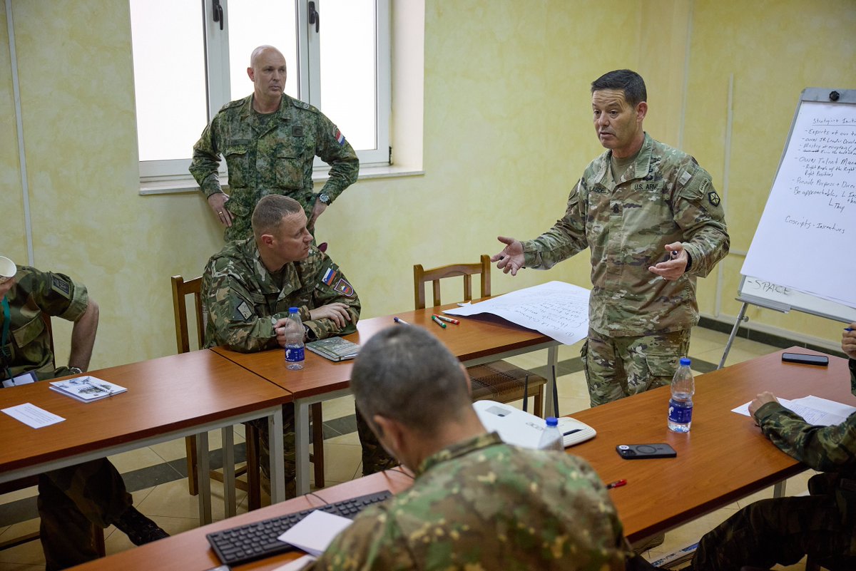 V Corps CSM Blaisdell co-led a panel on mountain warfare with @NATO colleagues; helped chair a small-group discussion on NCO development; & spent time with his European counterparts during the 17th Ann. Conference of European Armies for NCOs. #StrongerTogether #WeAreNATO