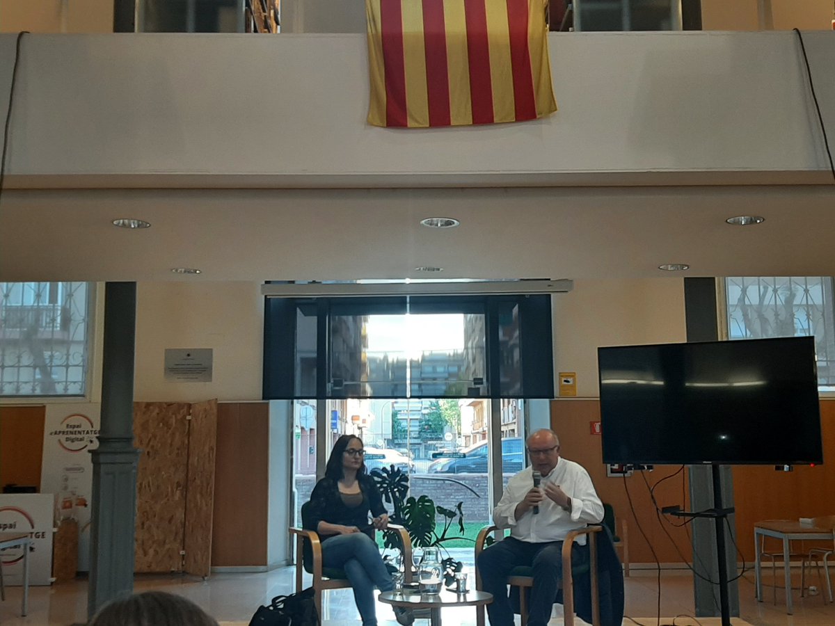Cavoldirgos's tweet photo. Aquesta tarda hem parlat de sociolingüística amb Miquel Àngel Pradilla a la Biblioteca Xavier Amorós. Gràcies @omniumbaixcamp! https://t.co/RAd42NqqFZ