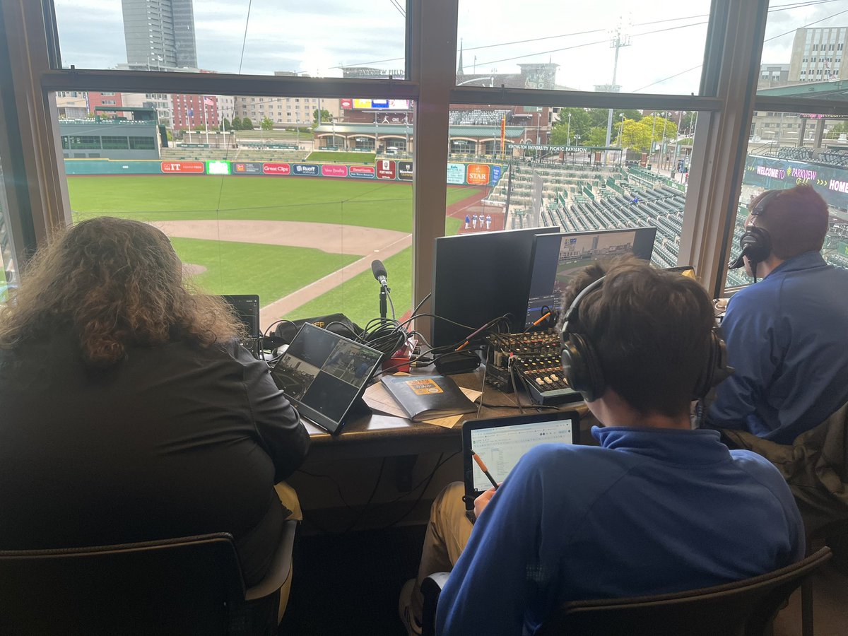 The Charger Sports Network @carroll_stream is live from Parkview Field. Chargers vs Homestead. vcloud.hudl.com/broadcast/embe…