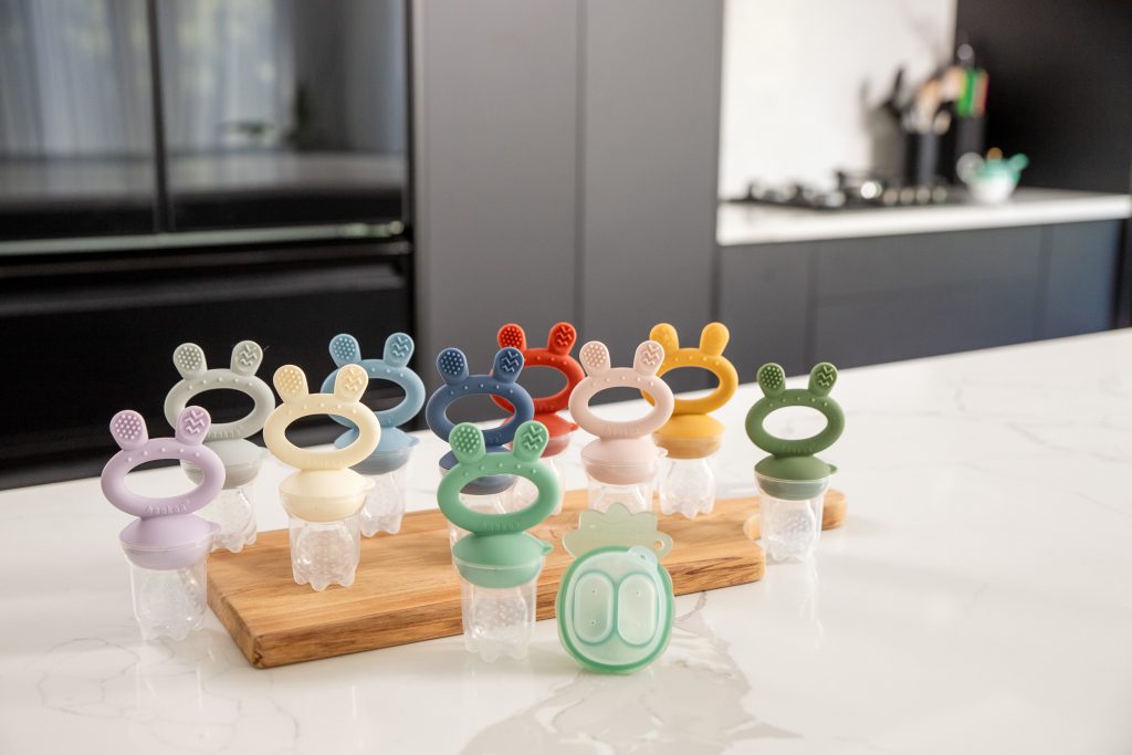 NAPPAawards's tweet image. Offers a natural solution for baby with sore gum. Simply fill the nibble tray with breast milk, purees, smoothies, or any other foods you want your baby to try @haakaanz #nappaawards #playlearnconnect #teethinghacks #teethingbaby #startingsolids
