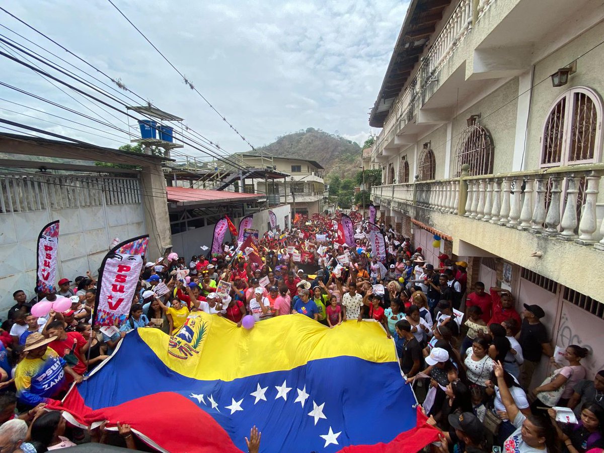 En el Municipio Zamora del estado #Miranda no cabe duda del compromiso del pueblo hacia la Revolución Bolivariana y en especial hacia nuestro presidente @NicolasMaduro Definitivamente #NicoEsUnDuro y el pueblo lo sabe...
