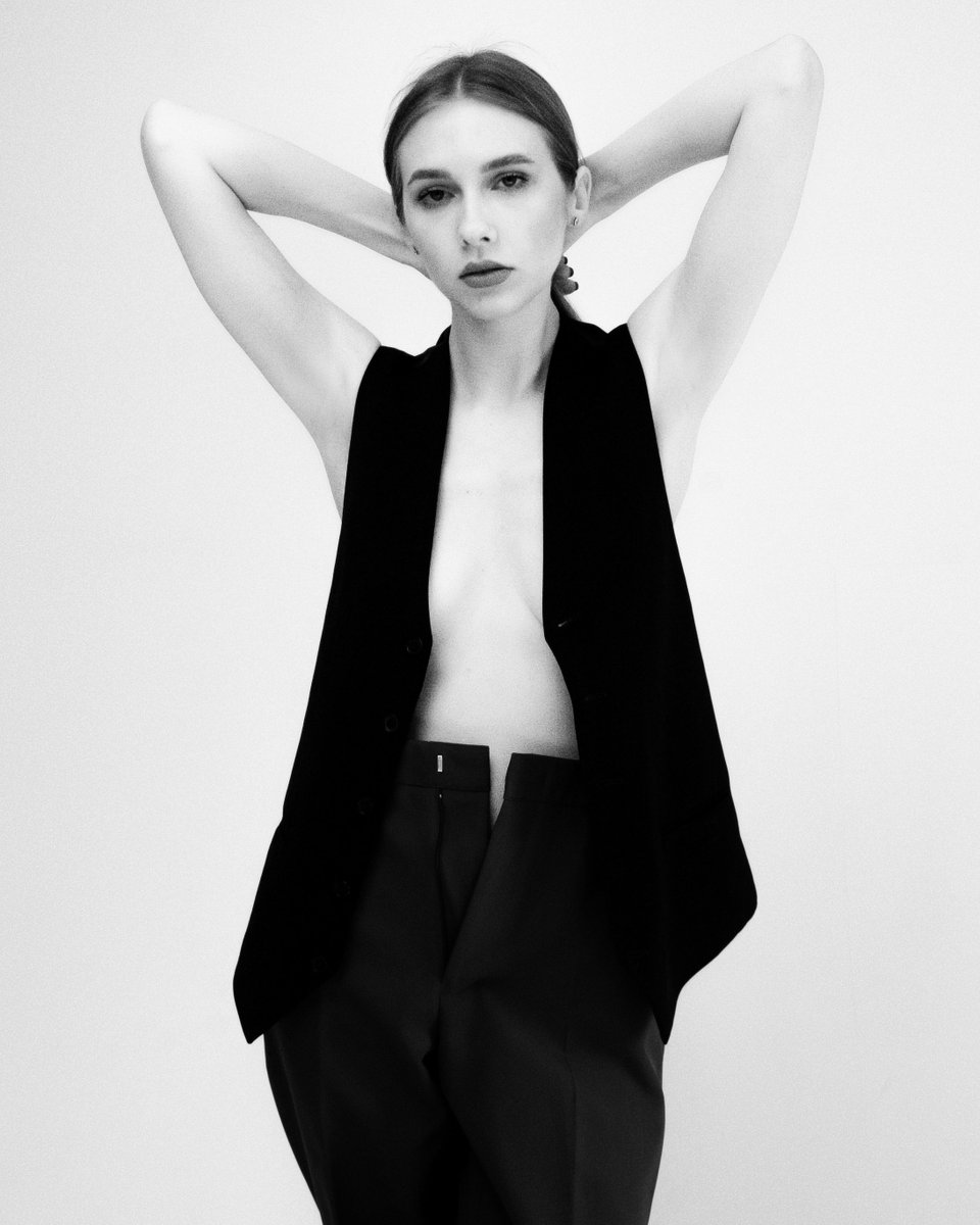 Dmytr0_sh's tweet photo. fashion is not my profession
Або коли не вистачало грошей на стиліста, прийшлось викручуватись😅
Трохи імпровізацій з Демі та Юлією, ідея спільна.
#portraitphoto #portraitphotography #fashion #portraitfromphoto #fujifilm #xt1 #bnw #fit #sonyalpha https://t.co/69423Lvlib