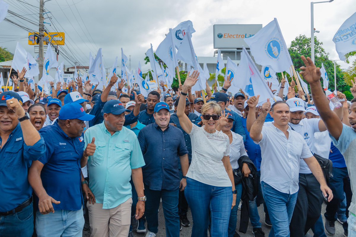 JosePaliza's tweet photo. En casa, caminando con mi gente, con los candidatos de mi @PRM_Oficial. Sin pausas rumbo al 19 de mayo 👍. ¡Todos a votar 🔵⚪️..! 

¡@ginette_bj senadora! 

📍Ciudad Centro, Puerto Plata. https://t.co/3Pz2MIXH3C