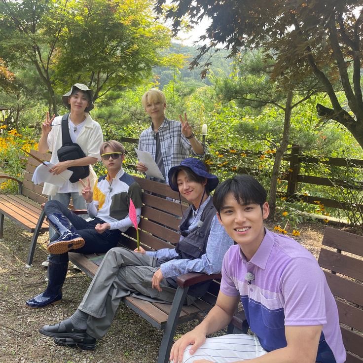 mingwoniez's tweet photo. seventeenhos tranquilinhos aproveitando a vida, uma thread pra mim guardar as fotos https://t.co/lVM7huoCwT