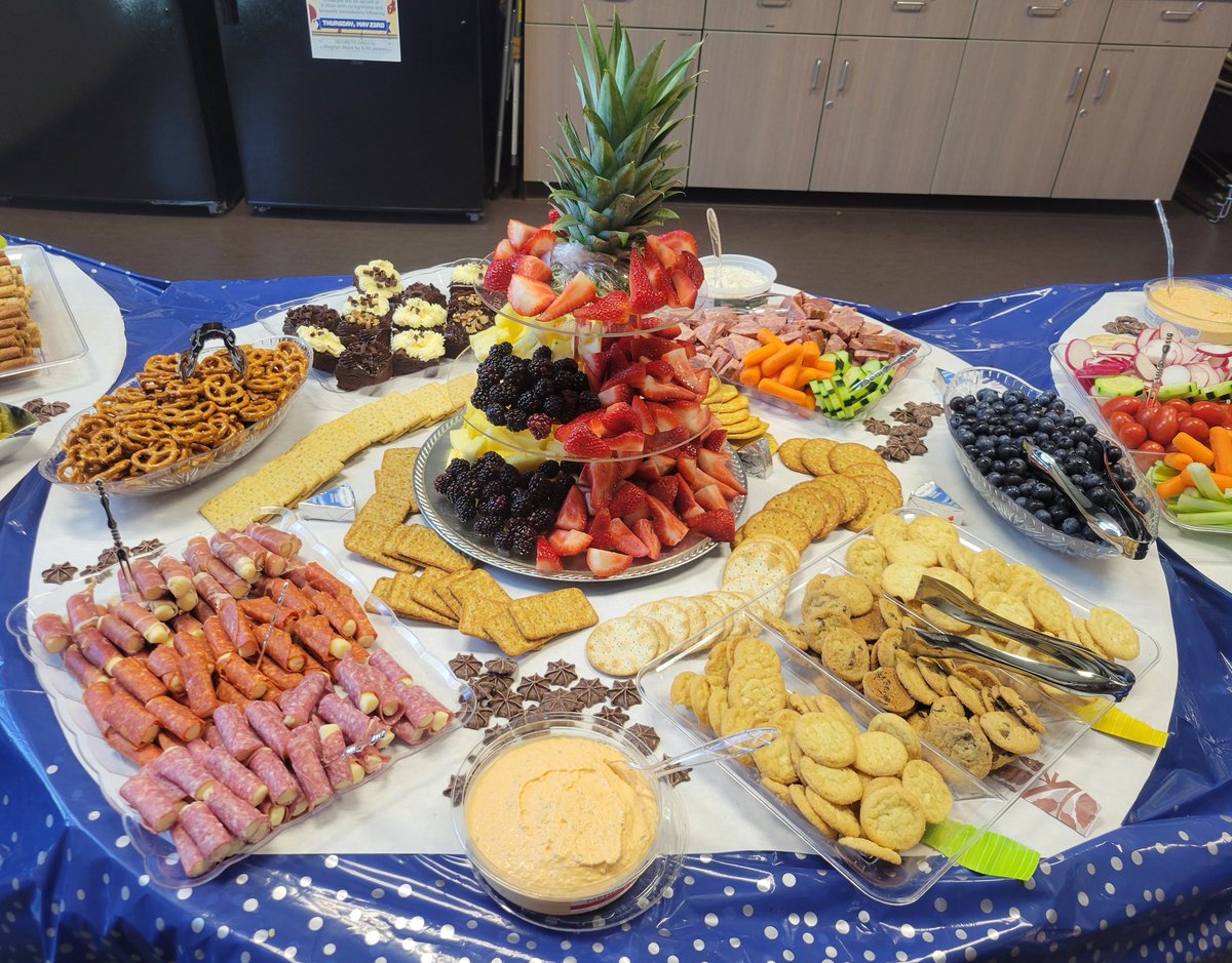 BlazeMeghan's tweet photo. Day 4 of Teacher Appreciation Week was a huge hit!  90% of our 'Afternoon Pick-Me-Up' charcuterie table was brought to you by @AldiUSA! 
The only thing we love more than Aldi quality &amp; prices, is our teachers!! 💙 #aldiwins #aldifinds #TeacherAppreciationWeek https://t.co/wAQ7xvMdlh