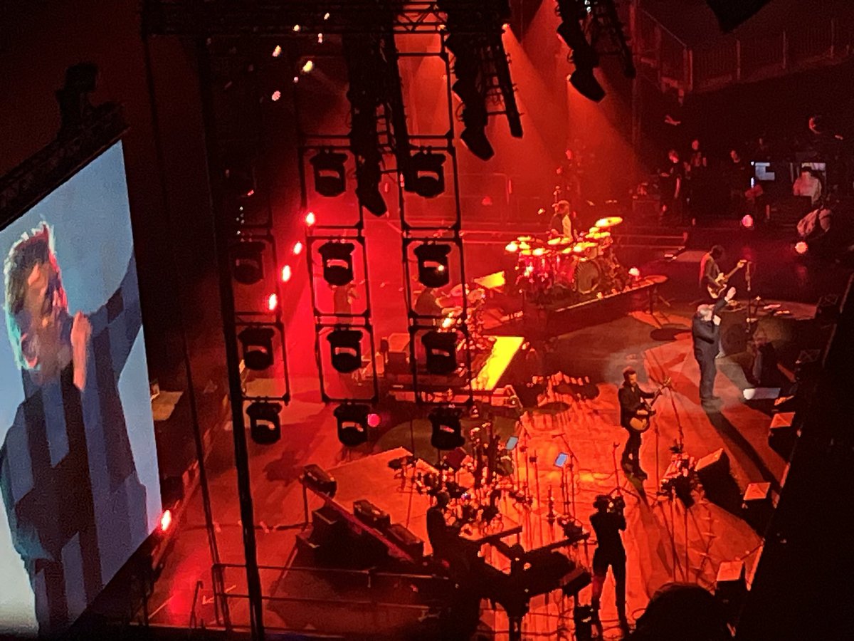 gdknighton's tweet photo. Elbow tonight - taking us from Greenwich to Mexico City on a wave of love https://t.co/xwJ3qxwW8G