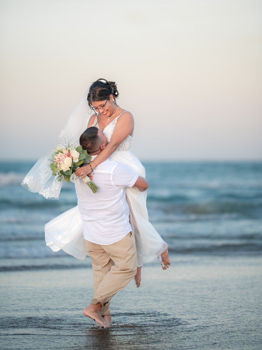 Toes in the sand and love in the air 💍 Say 'I Do' on the beautiful shores of South Padre Island, where every moment feels like a slice of paradise!

📸 : spiluxurybeachpicnicsbynadia
#SoPadre #TexasBestBeach