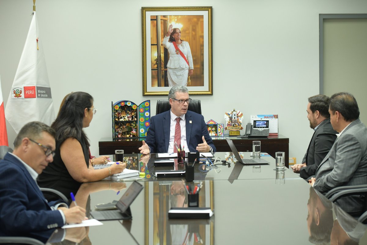 MineduPeru's tweet photo. El ministro Morgan Quero tuvo una reunión de trabajo con Saúl Chrem, CEO de @Xertica, y los directivos Luis Faviani y Rolando Gonzales, quienes expusieron los beneficios de trabajar en la nube y los servicios gestionados. #EducarEsServir #EducarEsUnir https://t.co/yiaATAg2TX