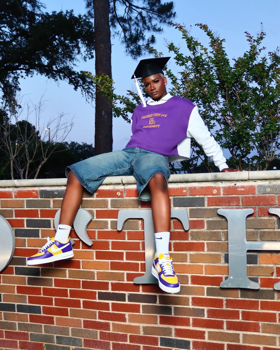 boyebarbiee's tweet photo. the barb is OUT! 💟

in 2 days i’ll be graduating with my bachelors in mass communications from THEE PRAIRIE VIEW A&amp;M UNIVERSITY! feeling: grateful 🐾 https://t.co/pTNoh38Jvq