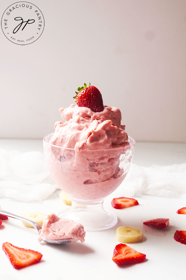 Healthy Strawberry Ice Cream Recipe (3 Ingredients, No Churn) @graciouspantry thegraciouspantry.com/clean-eating-s… #Kids #NoAddedEggs #Dessert #Fruits #IceCream #NoAddedGluten