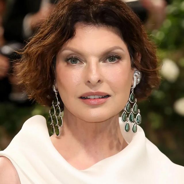 Wishing 📷#LindaEvangelista a very #HAPPYBirthday🌹
Today, a BRAVE woman, loving mom and ETERNAL SUPER-model There is no retirement for models like her
My wish for her is that she enjoys full health
¡#FELIZCumpleaños🕯️🧁 #LINDA¡ 
@paulinaporizkov @MarielHemingway @Chad__white