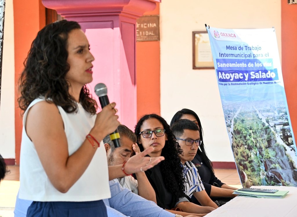 Este día, la Sria. @Karime_UndaHarp encabezó la Mesa de Trabajo con Autoridades Municipales y Agrarias para la Atención a la Problemática de los ríos Atoyac y Salado, con el objetivo de presentar el Programa de Trabajo Municipal (1/2) @salomonj
