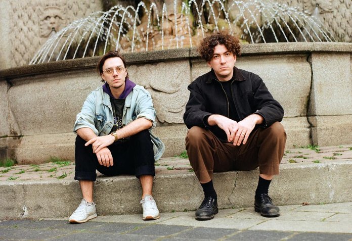 Ducks Ltd. (@ducksltdband) released a new album, 'Harm’s Way,' in February via Carpark (@carparkrecords). Now they have shared a new song, “When You’re Outside,” that was recorded during the album's sessions but didn’t end up on the album. undertheradarmag.com/news/ducks_ltd…