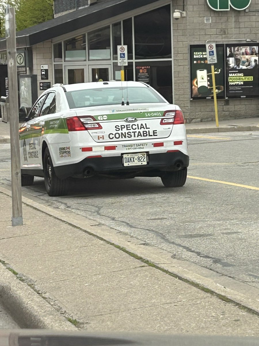 @GOtransitLW why does the constable car need to park in the drop and go during rush hour at Port Credit? The place is packed and these clowns are taking up an entire lane.