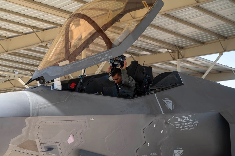Today, the 56th FW produced its 100,000th F-35 sortie! This is an amazing accomplishment couldn’t be done without the incredible work of the pilots and maintainers at Luke AFB! 📝📸: SrA Jakob Hambright #Airmen #usaf #lukeafb #f35 #training #milestone