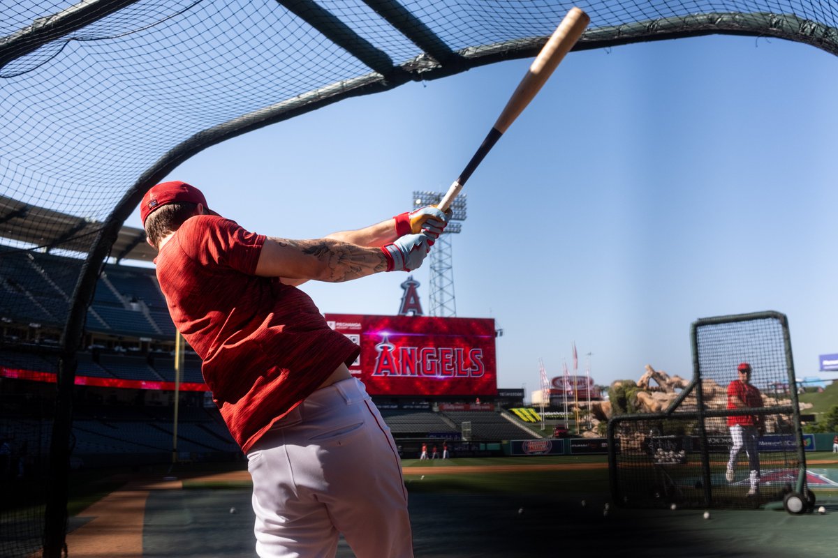 Take your stadium tour experience to the next level! 🏟️ Book a VIP Pregame Tour, which includes watching your @Angels take batting practice on the field and preparing for the game from the warning track! Space is limited; purchase your tickets today at angels.com/tours.