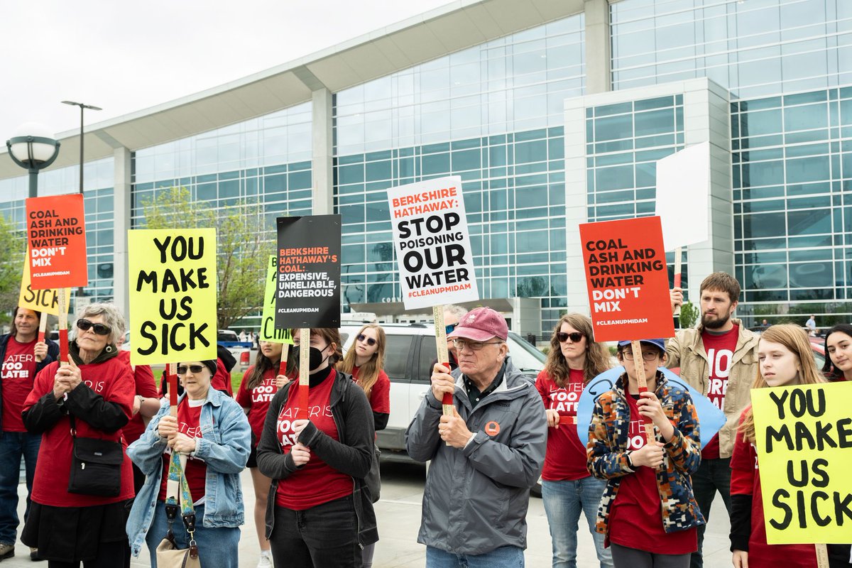 Last week, we attended a rally outside the #BerkshireHathaway Shareholder Meeting to call for a pollution-free future. Check out our photos from the rally and our Omaha, #Nebraska trip! 💚🌎☝️