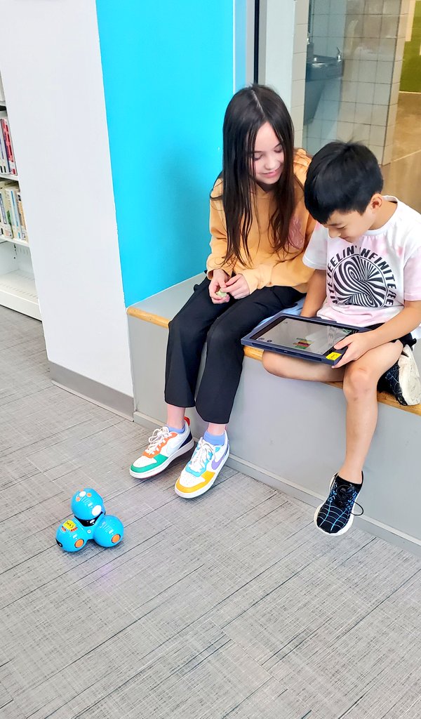 mellissasanchez's tweet image. Hard to believe that it's almost time to put our #DashRobots away for the summer! Our @ME_Mustangs had a blast writing programs for them this year 🤖 @FBISDSTEM @FBISD_Libraries