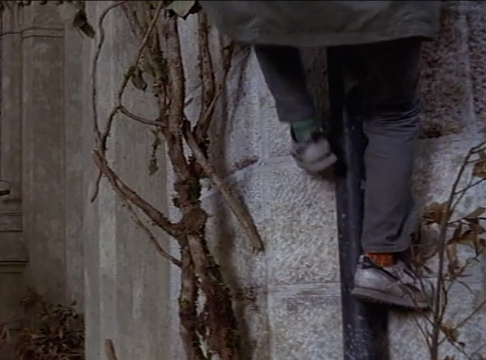 PeterValente12's tweet photo. #eyeswideshut contains similarities with #NicolasRoeg's thriller entitled #DontLookNow released in 1973.  In "Don't Look Now", there's a blind character (Wendy) wearing odd socks.  There's a character wearing odd socks in #RomanPolaski's #TheNinthGate too, it's the girl who follows Corso around.  Another coincidence?  In one of my previous posts I claimed #StanleyKubrick was involved in the making of #TheNinthGate.  Could this mean he was also secretly involved in the making of "Don't Look Now".  I talk about the similarities between these two movies more in detail in the following article:
https://t.co/NwqYu1jP9H
#thepictureofsk https://t.co/5NRMweSzjB