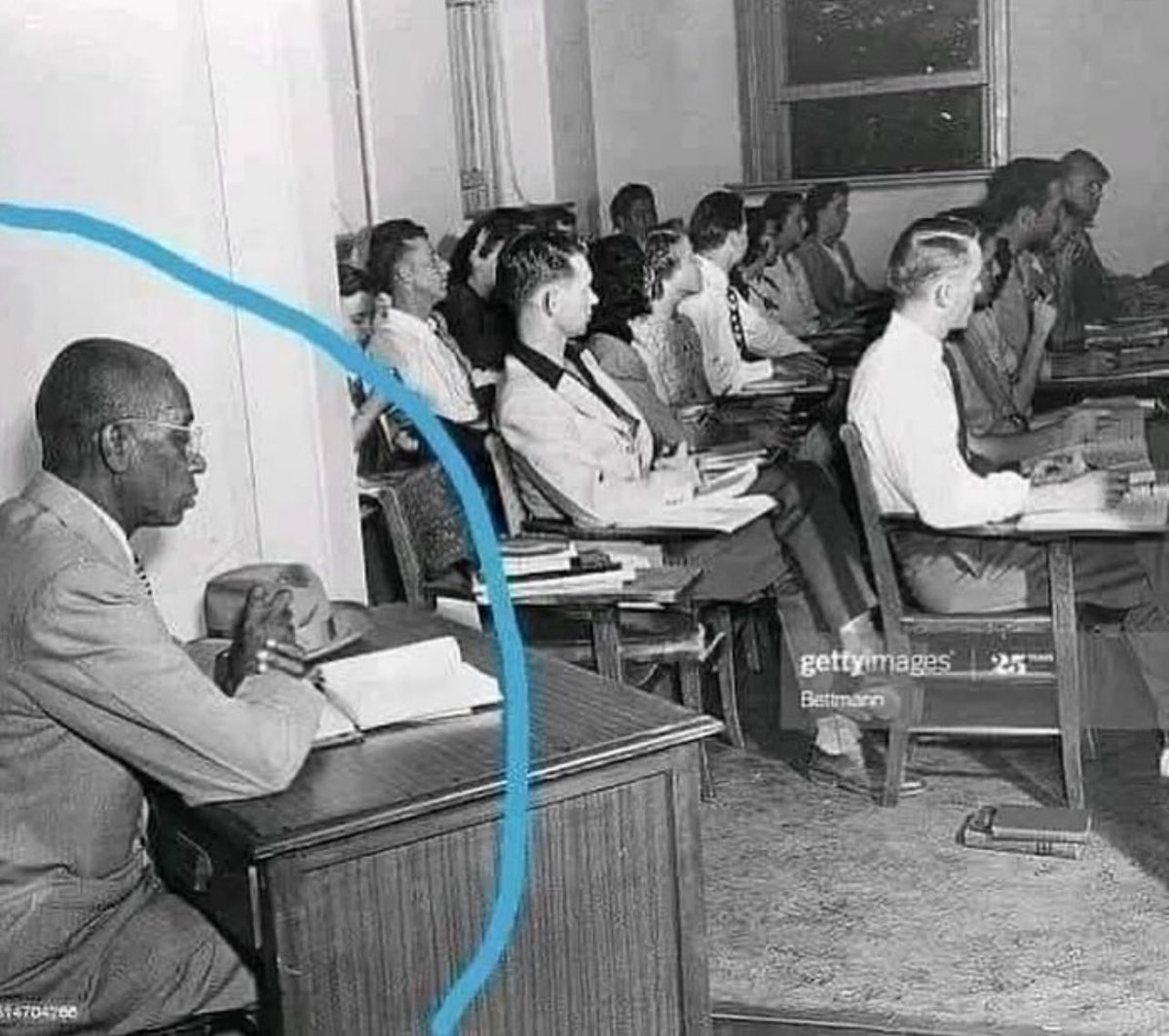 George McLauren, 1º homem negro admitido na Universidade de Oklahoma/1948, foi obrigado sentar-se separadamente dos alunos brancos. PQP‼️