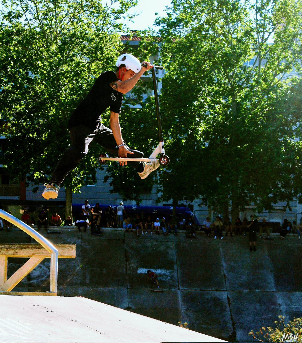 djilin34's tweet image. #Fise Montpellier 2024, les gars en trottinette, avec en arrière plan la Mairie de Montpellier.
Comme on dit dans le sud, ct le cagnard aujourd&apos;hui 🥵🌞🌞🌞
#JeudiPhoto #Fiseworld #photography #photo #photographie #photooftheday #trotinette #Hérault #Occitanie