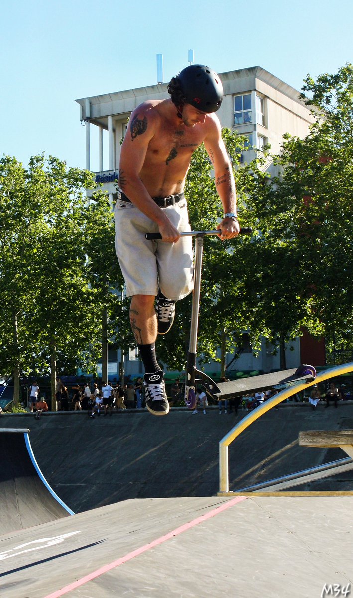 djilin34's tweet image. #Fise Montpellier 2024, les gars en trottinette, avec en arrière plan la Mairie de Montpellier.
Comme on dit dans le sud, ct le cagnard aujourd&apos;hui 🥵🌞🌞🌞
#JeudiPhoto #Fiseworld #photography #photo #photographie #photooftheday #trotinette #Hérault #Occitanie