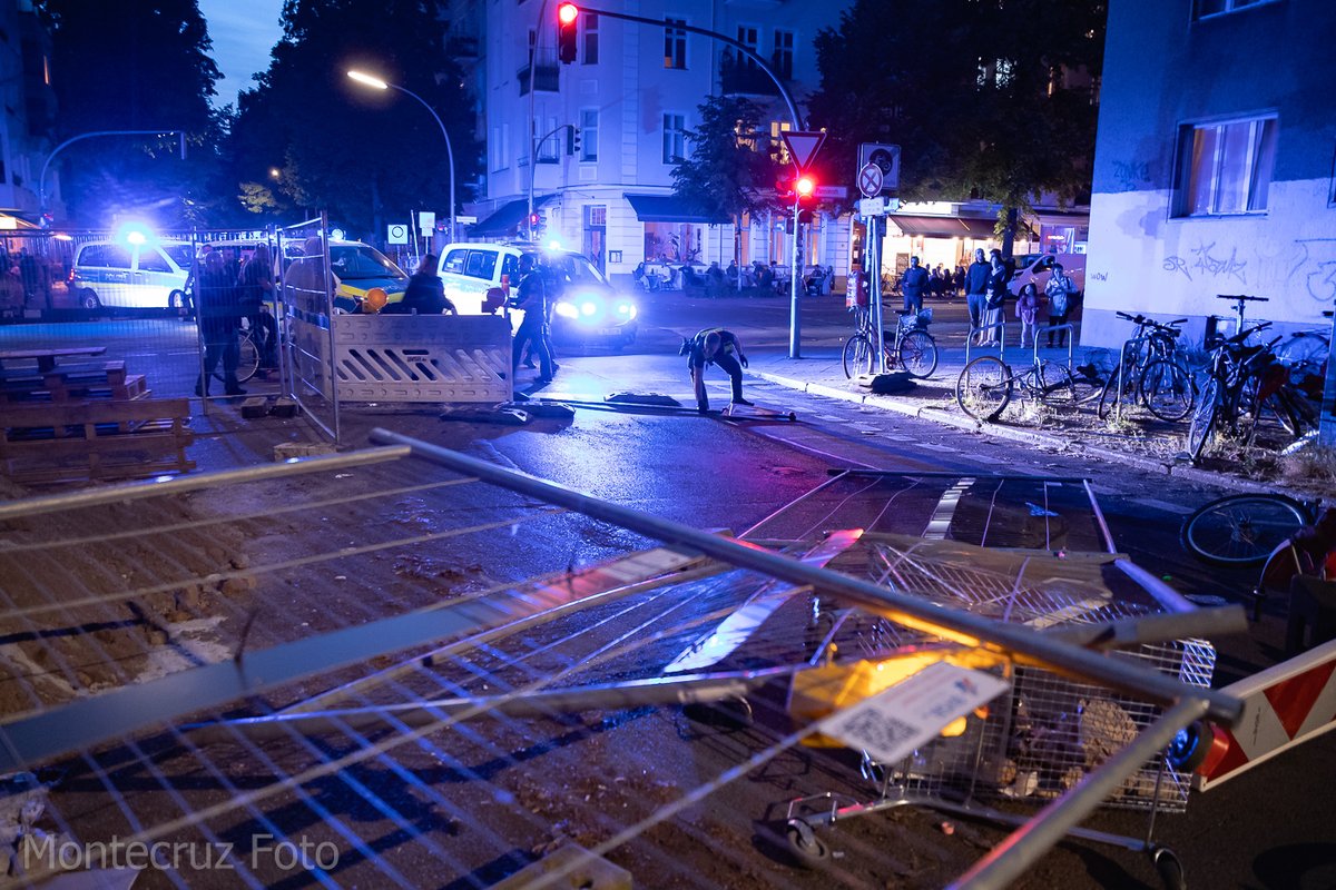 Montecruzfoto's tweet image. 2/2 #Sonnealle tonight. Flashmob protest in the streets of Neukölln in solidarity with Palestine.

#Berln #resisitgenocide #B0905 #HandsOffRafah