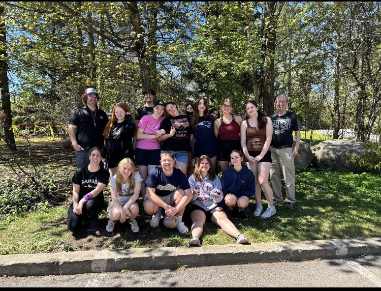 Westwood Senior grade 9 leadership students were at the Vaudreuil-Soulange Palliative Care Residence .The kids spent the day washing emplyee’s cars and other volunteer tasks. They were absolutely wonderful !! Thank you to Mr. Enos and Mr. Laberge for organizing this #LBPSB