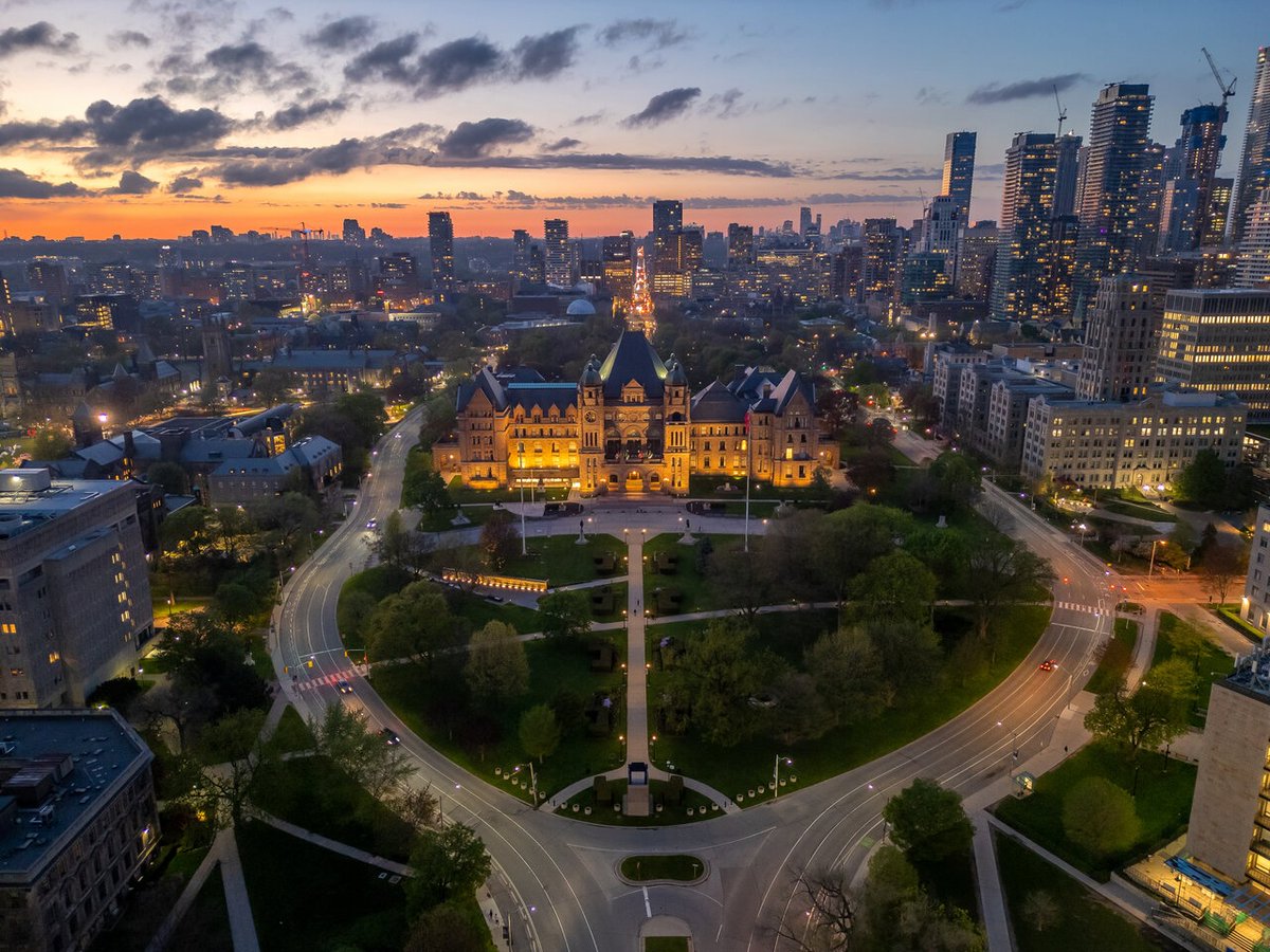 🌆 Queen's Park sunset postcard #Toronto #DailyPhoto