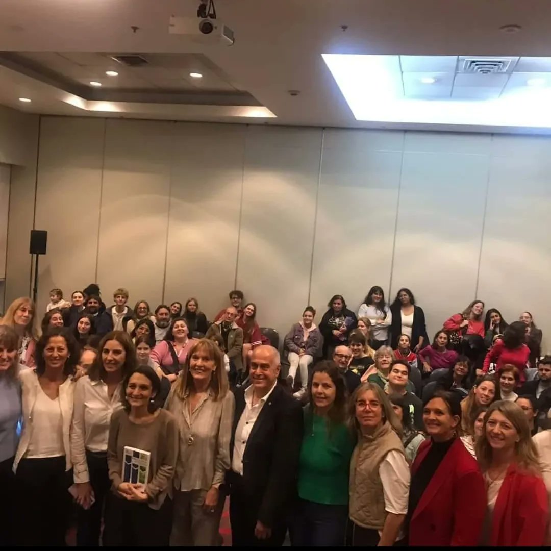 Un orgullo estar junto a Melina Furman y María Eugenia Podestá. Instancia muy especial en la que presentaban el libro Ciencias en Marcha. Propuestas de docentes para inspirarse y en el que me invitaron a participar como autor de uno de los capítulos. 

Muchas gracias Meli y Mariu