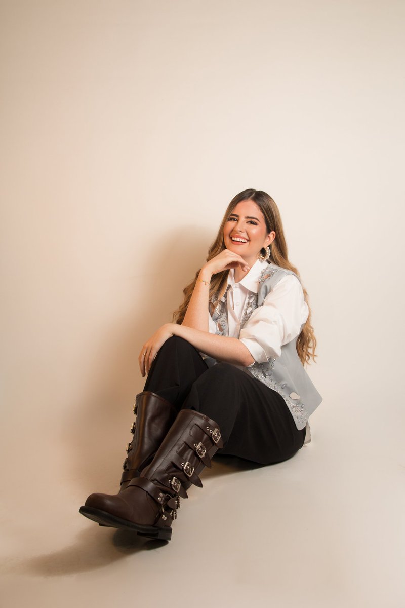 #9Mayo| Belleza, carisma y nobleza, irradia nuestra Reina Alejandra Oropeza Santos 👑✨
Acompáñala del 20 al 25 de junio en la Expoferia Carora 2024, en homenaje al MV Don Eleazar López Fermín, en el marco de los 70 años del parque de exposición Teodoro Herrera Zubillaga 🤠🌵