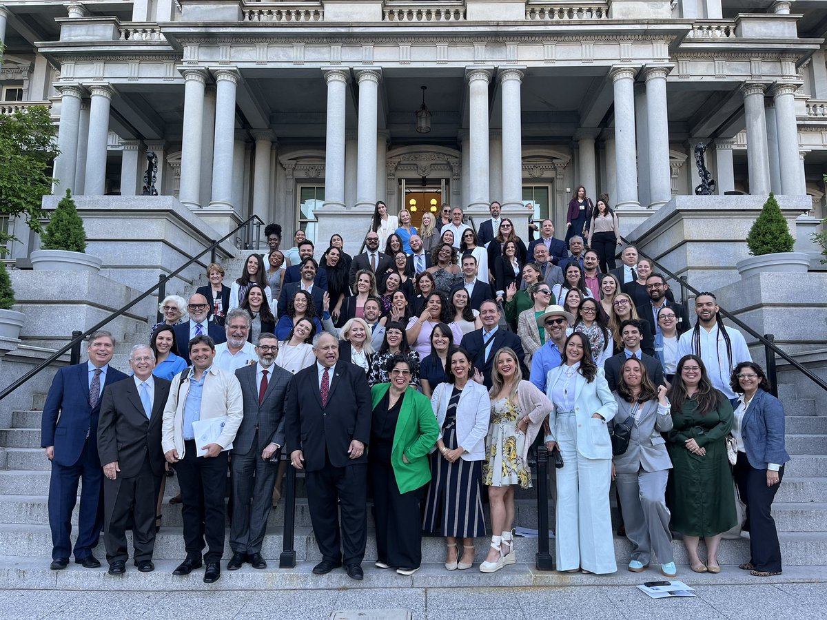 .@JoeBiden invited his 'Cuban' (#Latine) Marxists to the #WhiteHouse.

#ForTheRecord These (D)s don't represent #CubanAmericans.