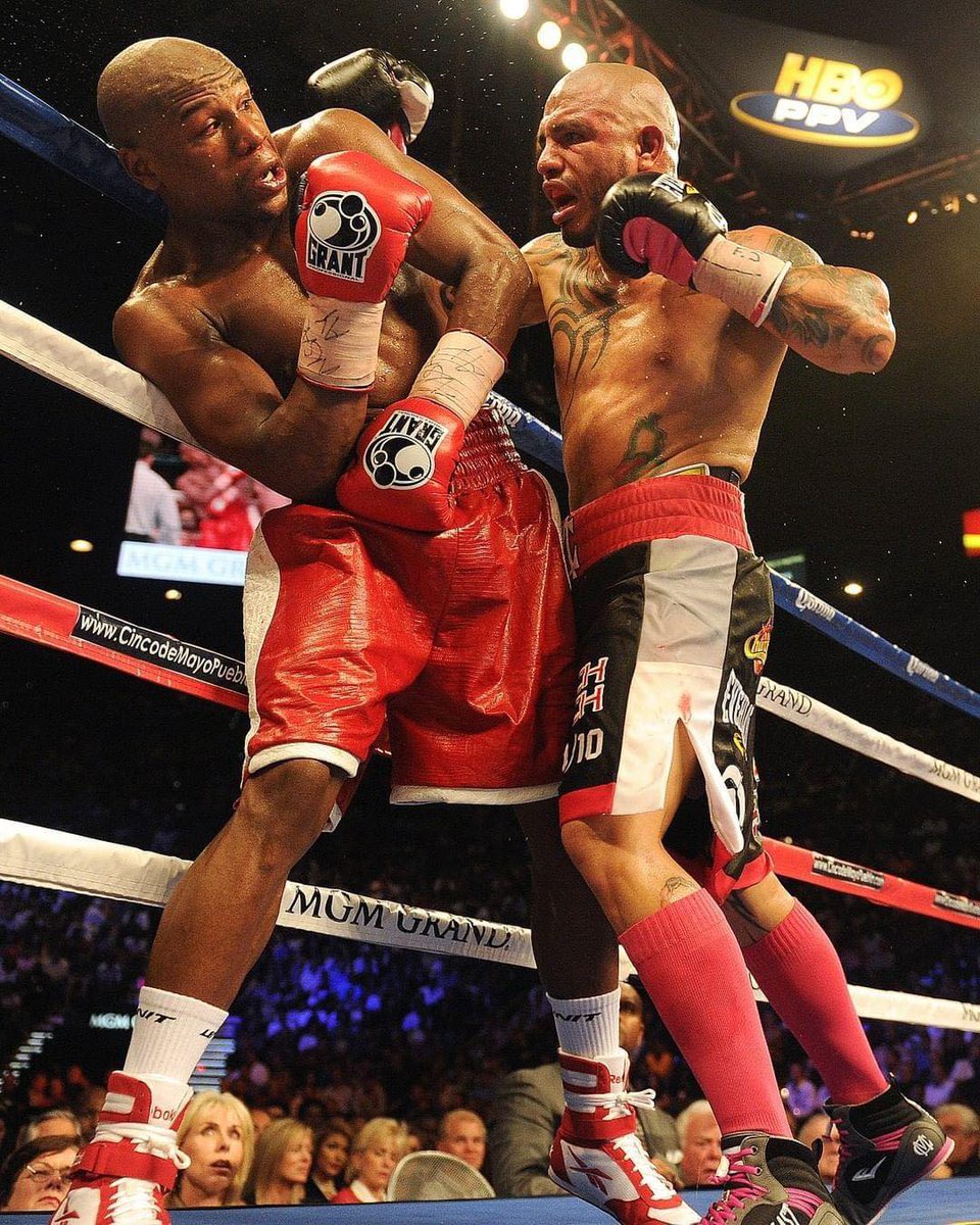 eltrabucopr's tweet photo. “EL TIPO MÁS DURO CON EL QUE HE PELEADO”

Hace 12 años, nuestro Miguel Cotto y Floyd Mayweather se enfrentaron en una pelea que superó las expectativas. Fue una pelea cerrada y dura, convirtiéndose un clásico instantáneo.

Al final, Mayweather triunfó por decisión unánime. https://t.co/M91ZHWlvO8