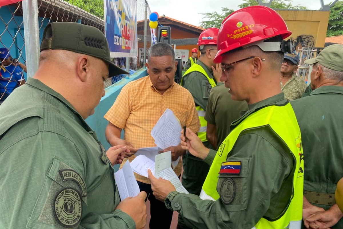 ¡El 1x10 del Buen Gobierno avanza en Barinas! Priorizamos la atención a las escuelas de Venezuela. Desde Caracas, acompañamos con una videoconferencia la entrega de materiales para beneficiar a 378 espacios de enseñanza de nuestra región llanera. #NicoEsUnDuro @NicolasMaduro