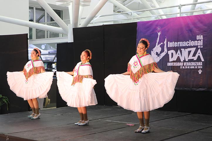 #LoLeíEnUniverso La @ViceCoatza celebró el Día Internacional de la Danza con Festival que incluyó talleres como: Danza e Inclusión, Danzón, Danza Folklórica, Danza Africana Occidental y una función de gala. Nota: acortar.link/i0nHmq
