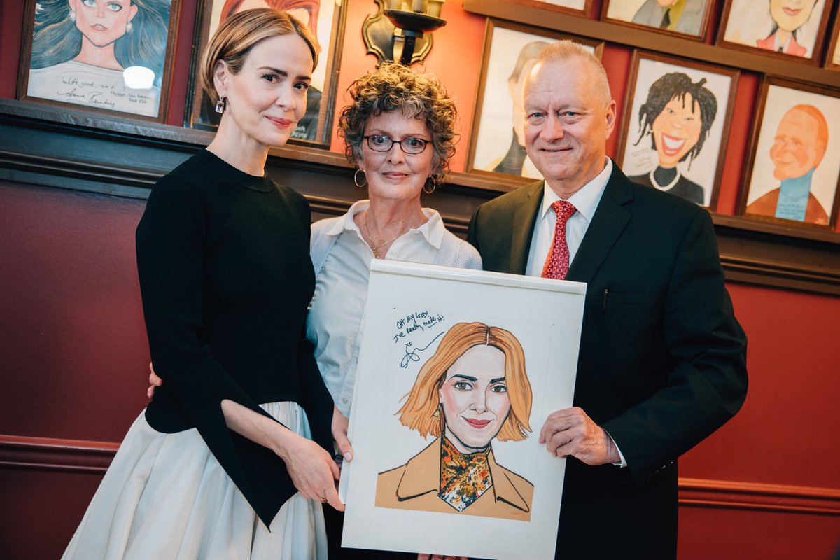 🚨 Sarah Paulson com sua mãe Catherine Paulson e Max Klimavicius no evento de apresentação da caricatura de Sarah Paulson do Sardi's Restaurant