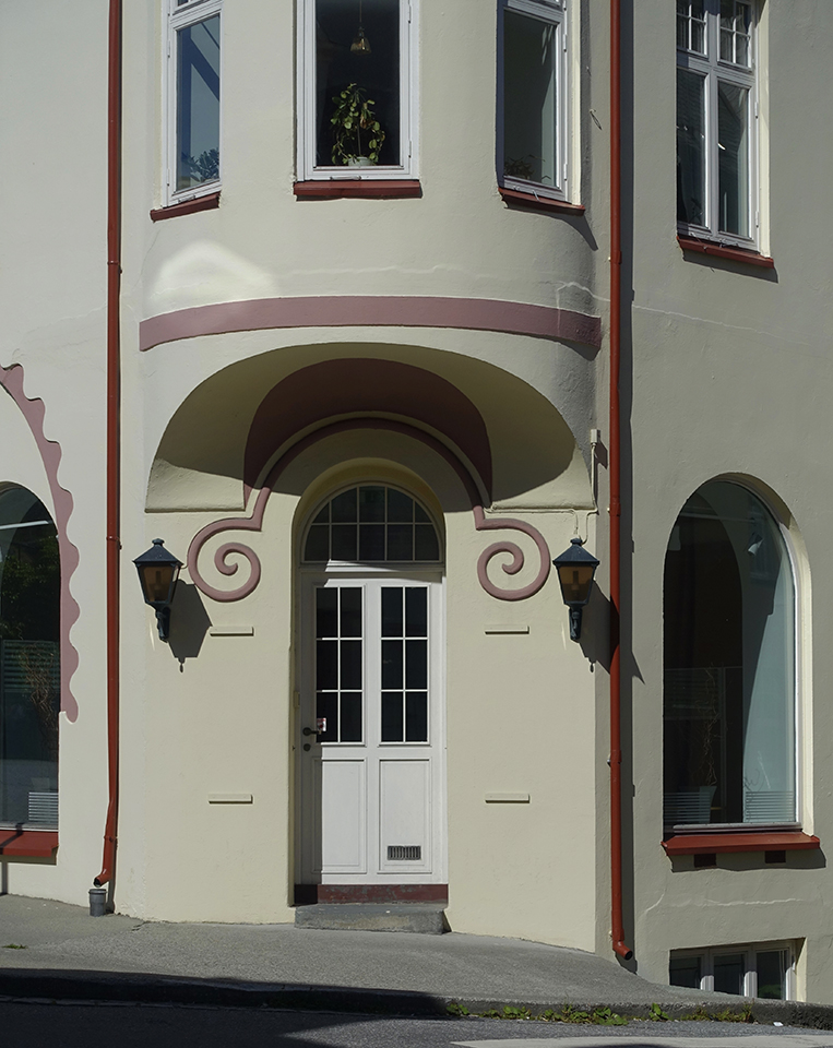 For #AdoorableThursday a pretty door in Alesund, Norway.