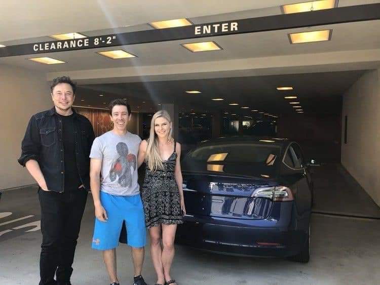 Elon is so friendly to everyday people. Unfortunately now he has a lot of security around him due to safety reasons.