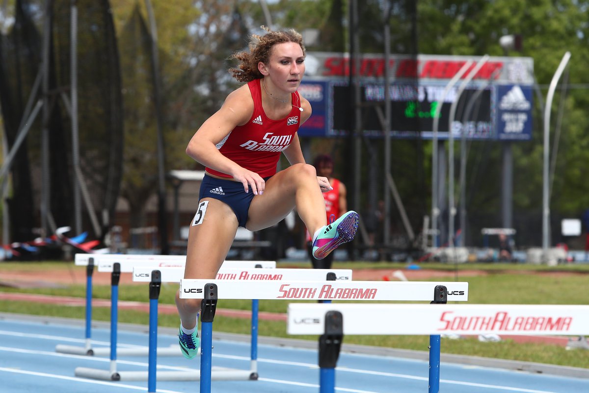 𝐖𝐨𝐦𝐞𝐧'𝐬 𝟒𝟎𝟎-𝐌𝐞𝐭𝐞𝐫 𝐇𝐮𝐫𝐝𝐥𝐞𝐬 Grace Wolf posts a time of 1:02.00 to qualify for the 400-Meter Hurdles Final on Saturday! #OurCity