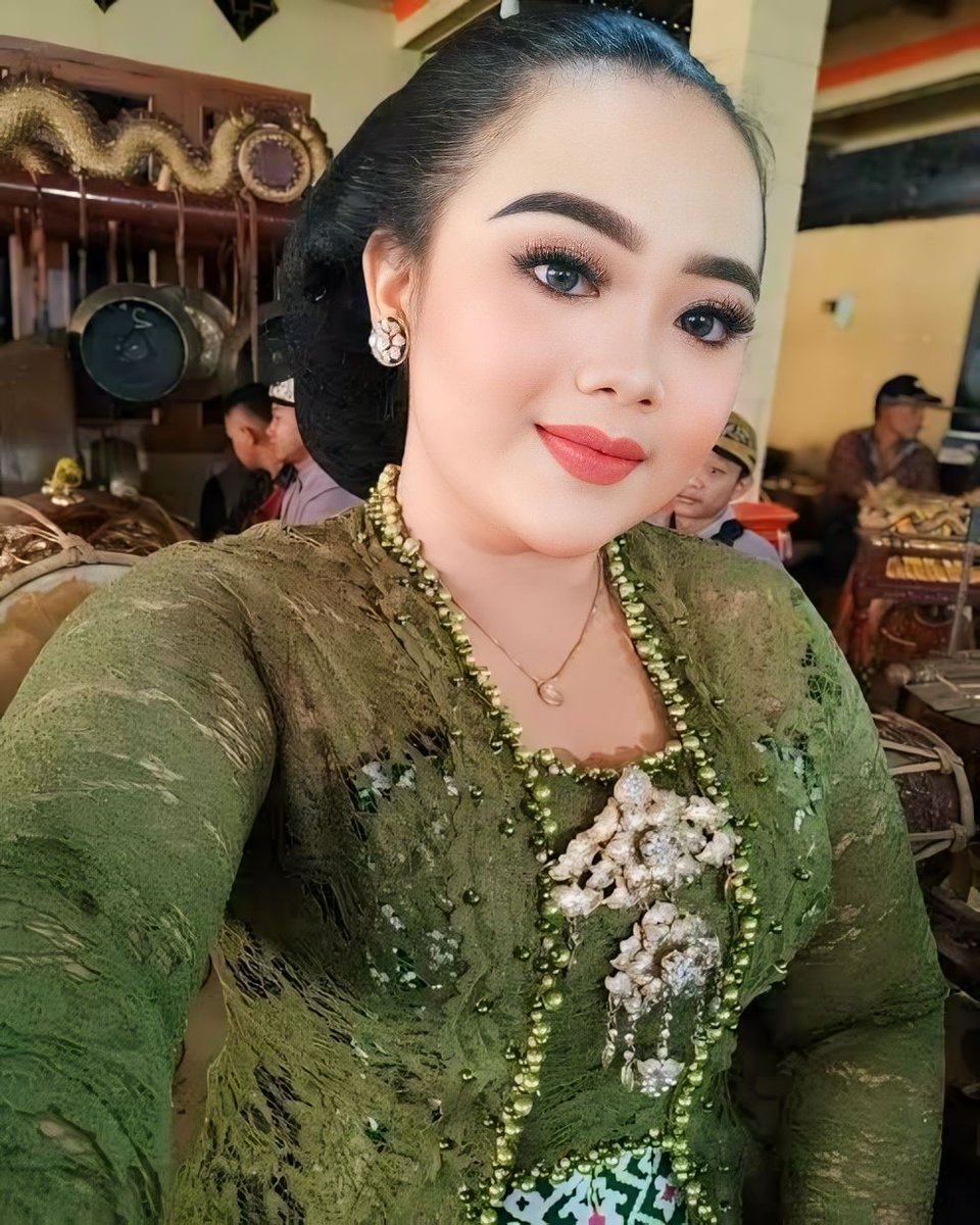 " Akeh durung mesti cukup
sitik durung mesti kurang
ojo mburu seneng, tapi mburu ayem
narimo ing pandum, lan tansah eling bersyukur "

Banyak blm tentu cukup
sedikit blm tentu kurang
jangan mengejar senang, tapi mengejar tenang
sllu menerima di hati dan bersyukur

#PuspitaNagari