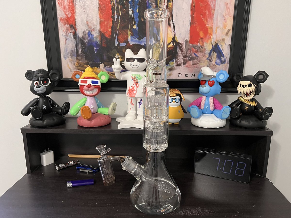 After everyone gave me so much flack for my piece, I decided it needed a good cleaning 🧼 My desk makes me happy 😀 Would you hit it?🤙