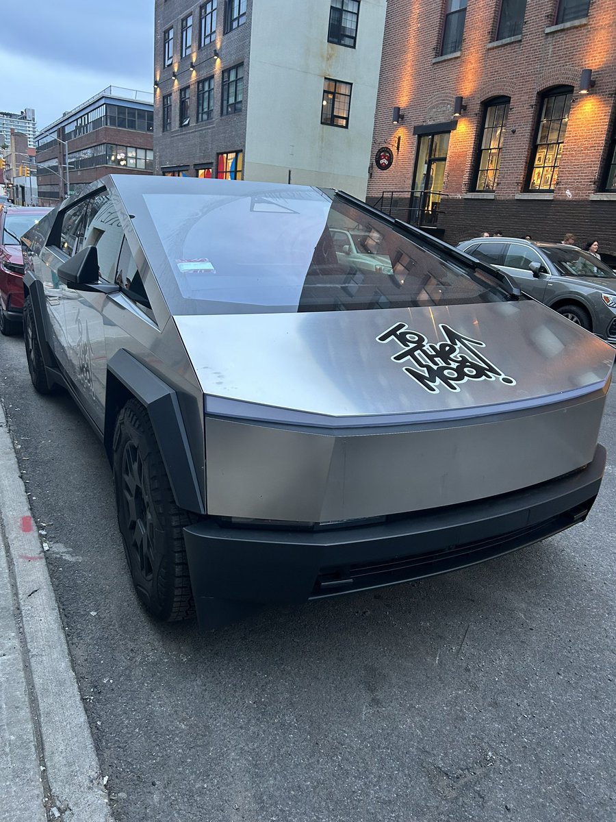 erewhonsmoothie's tweet image. New worst guy just dropped (whoever drives this car)