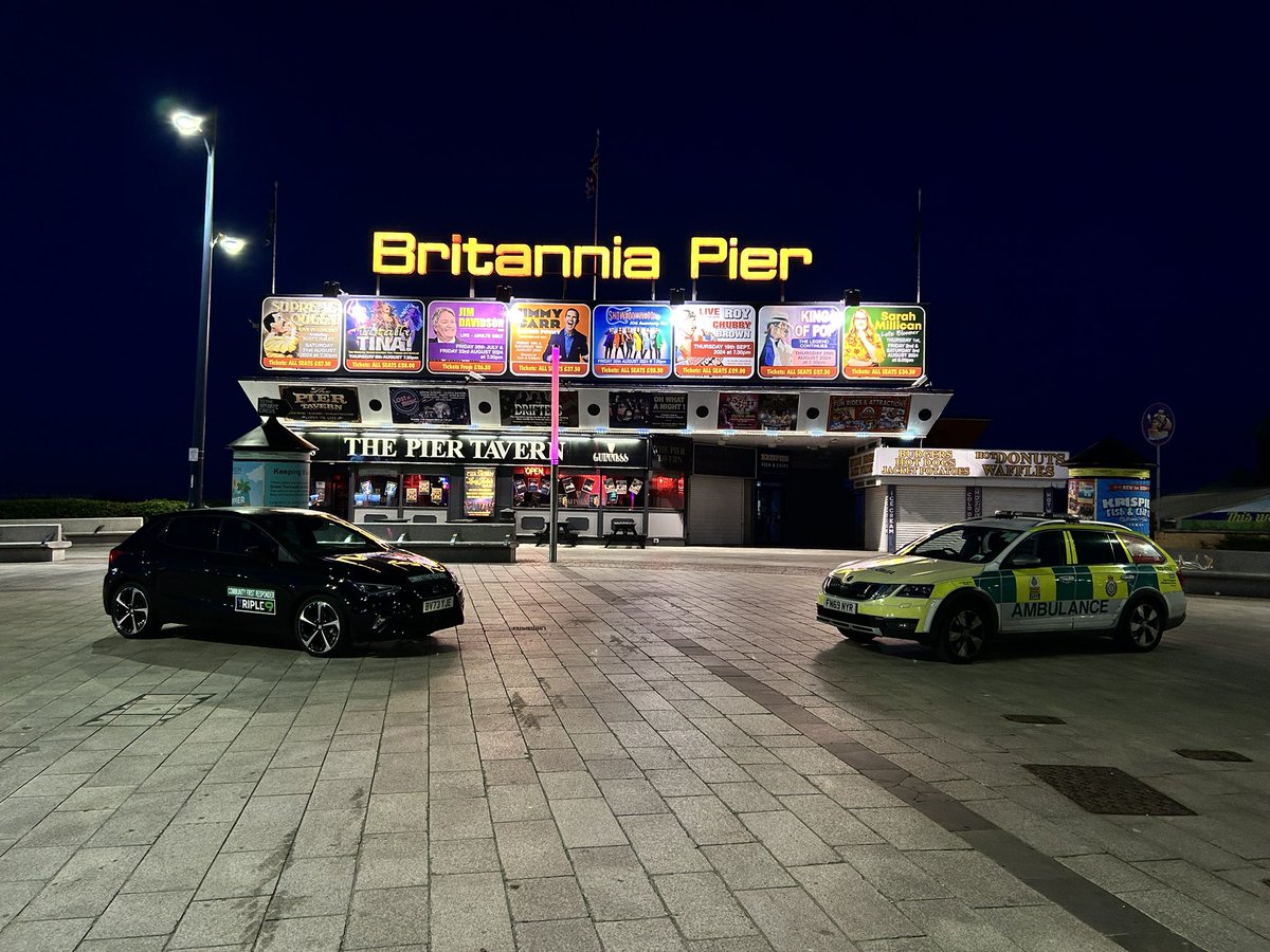 ReeceButtery's tweet photo. Spending my evening on call on the @EastEnglandAmb Waveney scheme CFR car. Had a lovely catch up with @tom96_olley on @EEAST_UrgCare UC03 outside the stunning Britannia Pier https://t.co/n073RlD0OB