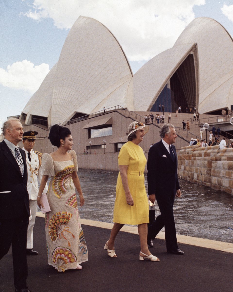 Dressed to impress! ⭐ Gough and Margaret Whitlam and Mrs Imelda Marcos of the Philippines at the Opening of the @SydOperaHousein 1973. Find more glamorous images: bit.ly/3zOLymA NAA: A6135, K26/10/73/26