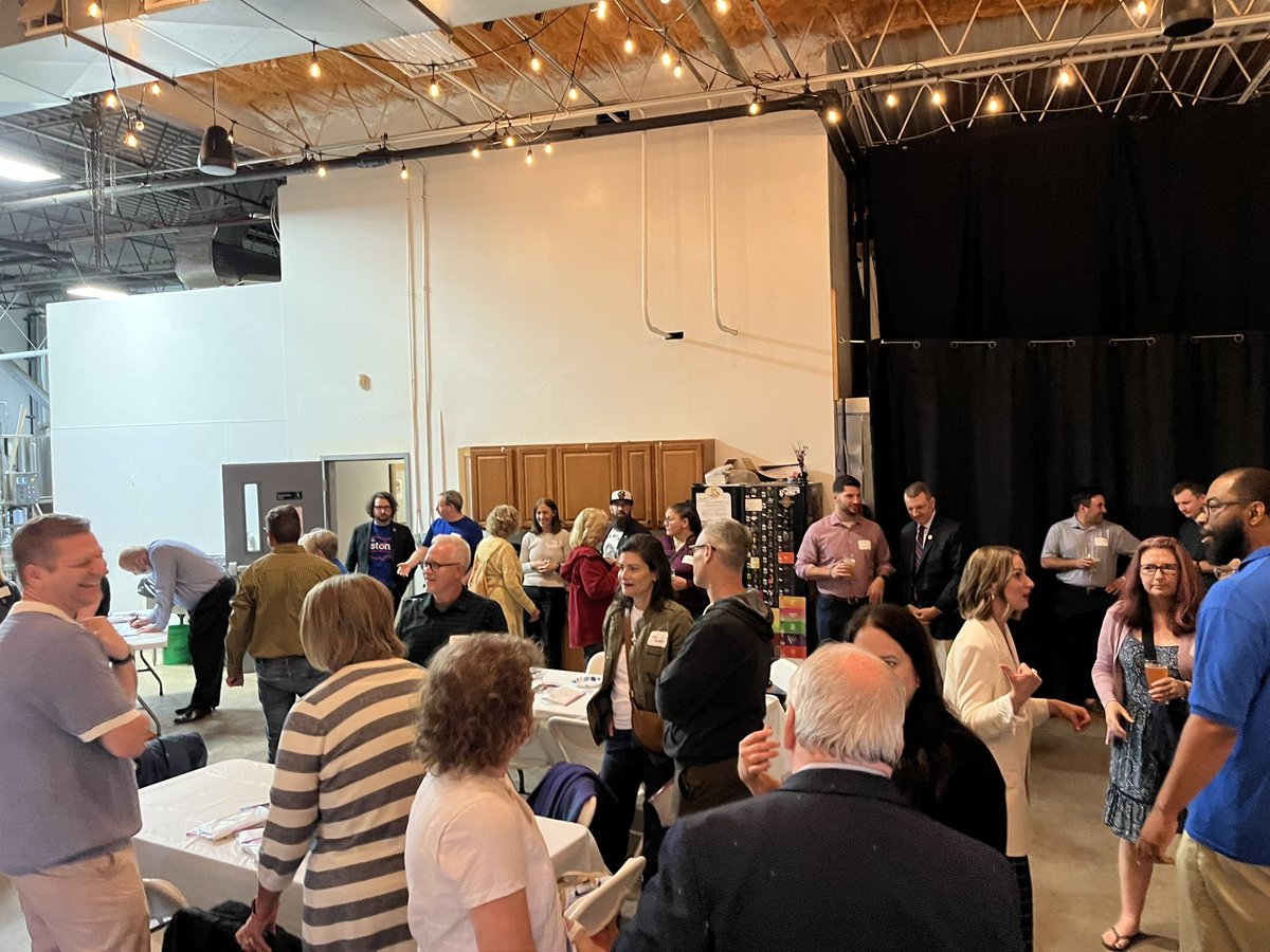 LesleyVerbus4us's tweet photo. We need leaders like @Liston4Ohio in the Ohio Senate to move this state forward, and to protect the rights of ALL Ohioans. Proud to join fellow candidates @AdamForOH15 @LettsGoOhio @NickHubbell65 in supporting Dr. Liston tonight! #FlipOHBlue https://t.co/HeFsUKggYN