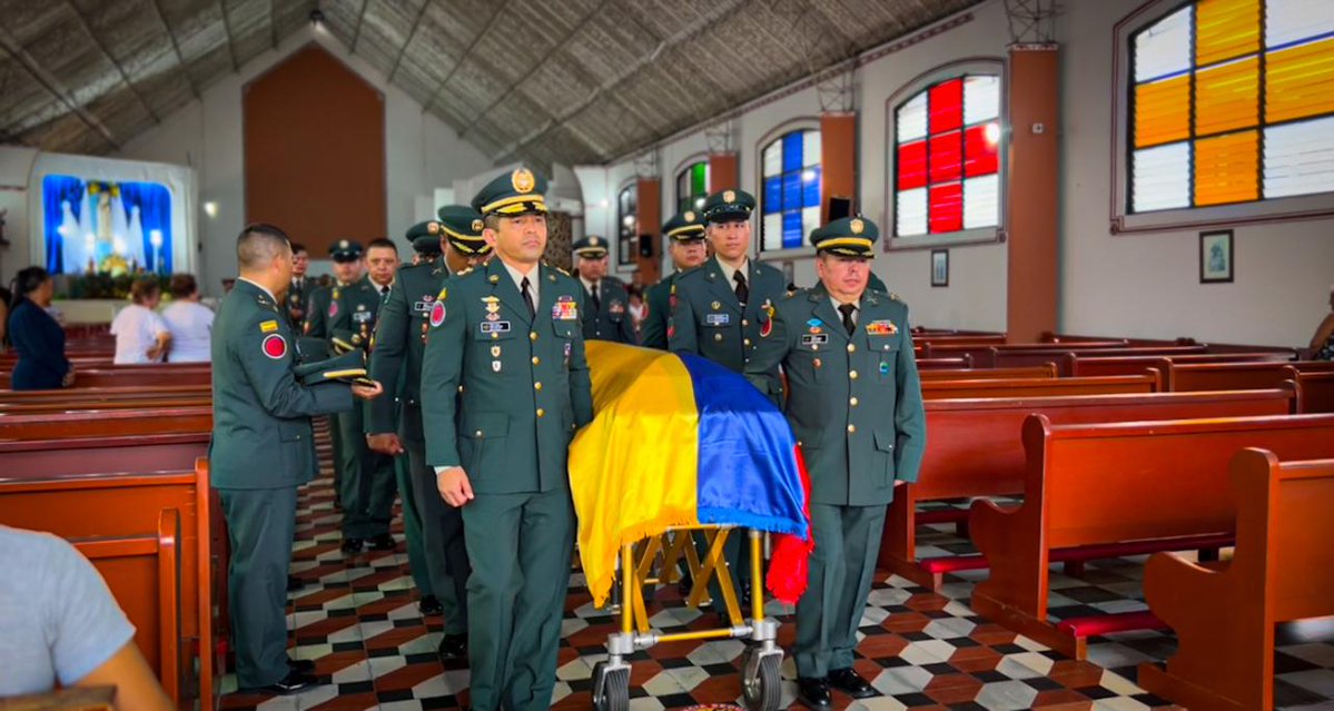 Acompañamos a familiares y amigos de nuestro soldado Yeison Mendoza Mendoza, quien en cumplimiento del deber falleció en el pasado accidente aéreo. Su sacrificio y amor por la patria permanecerá en nuestra memoria. #HonorYGloriaPorSiempre 🫡🪖