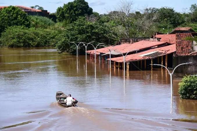 Estas imagens não são do Rio Grande do Sul, mas do Maranhão: 30 municípios do estado nordestino estão debaixo d’água e decretaram estado de emergência (e um de calamidade). Pelo menos 1.031 famílias estão desabrigadas, perdendo tudo que tinham. Outras 2.909 estão desalojadas.