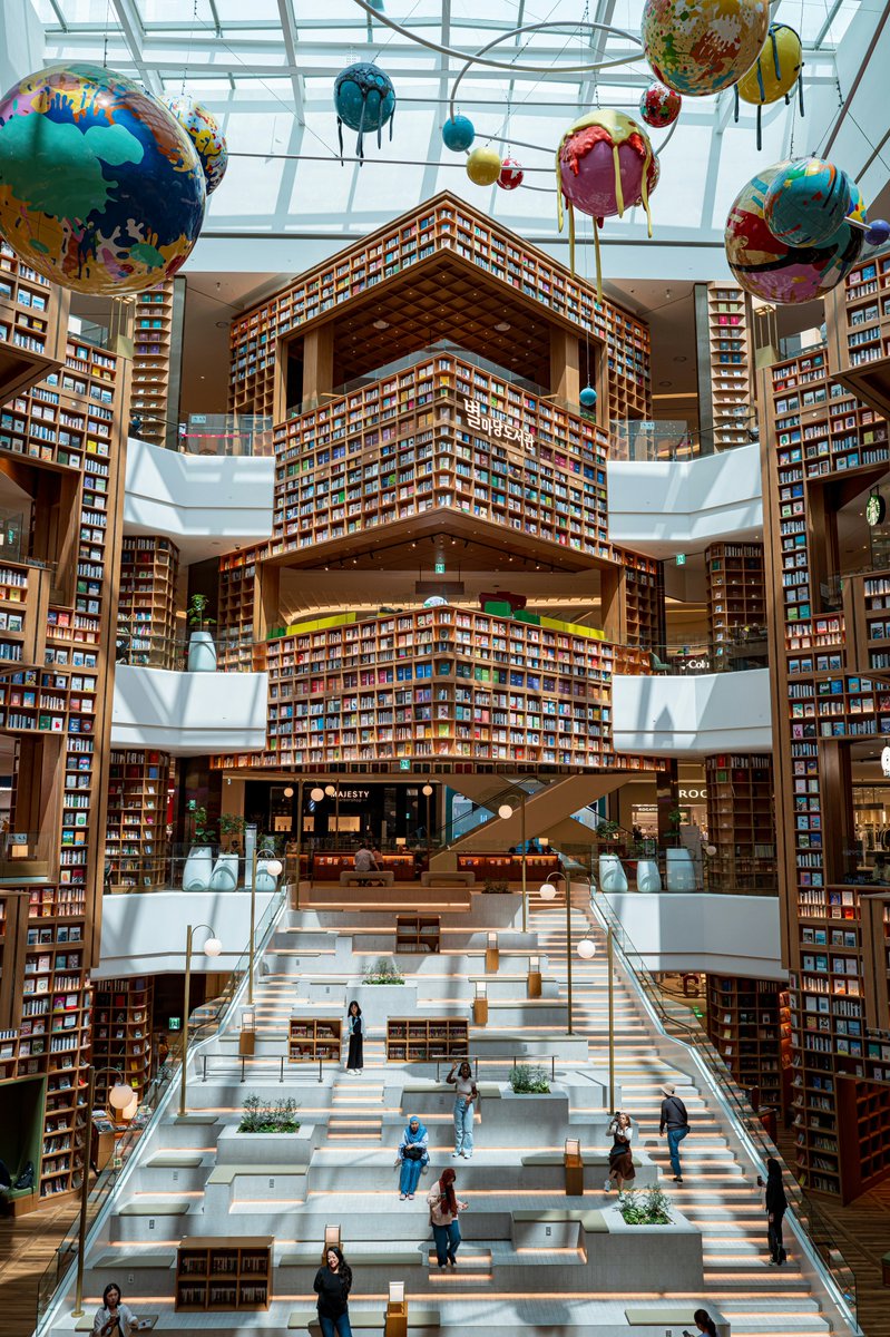This is the Starfield Library in the Starfield Suwon shopping mall, South Korea

It's a stunning architectural cultural hub within the bustling shopping mall. The towering bookshelves and open design offer visitors a unique space to browse, read, and relax.

📸 Sung Jin Cho