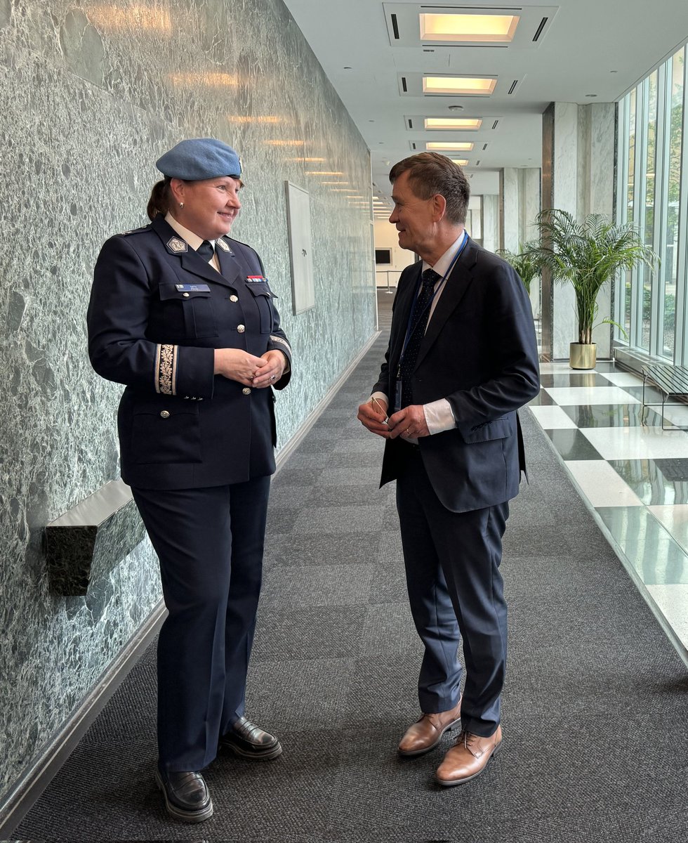 When at @UNHQ , you never know who you will meet...🤔
Yesterday at the corridor of 🇺🇳Secretariat, I met @Pulkkinen_E - the Permanent Secretary at Ministry of Defense of Finland 🇫🇮 
@DefenceFinland