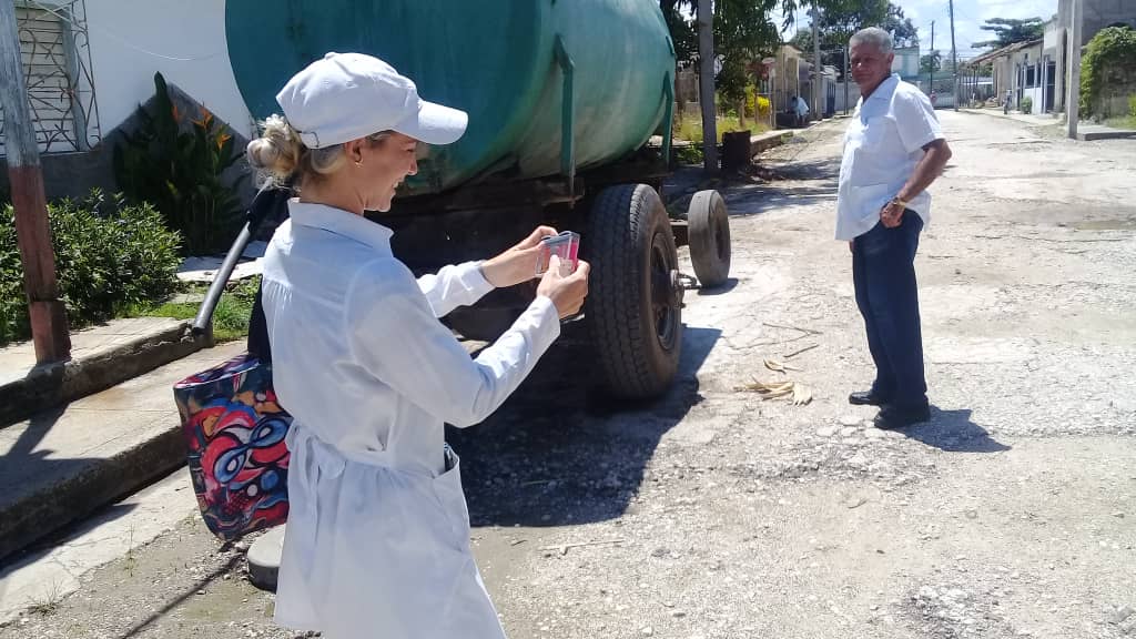 isara4116's tweet photo. Hoy nuestros especialistas de Salud Ambiental del #CPHEM en visita al municipio de Fomento de #SanctiSpíritusEnMarcha chequeando la calidad sanitaria del agua de consumo.
#CubaPorLaVida 
#GenteQueSuma 
@DeivyPrezMartn1 
@AlexisLorente74 
@Barbara78904587 
@EduardoLpezLey3 https://t.co/tSXTA4xwa7